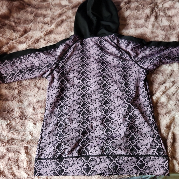 Serpent print workout sweater. - Picture 4 of 6